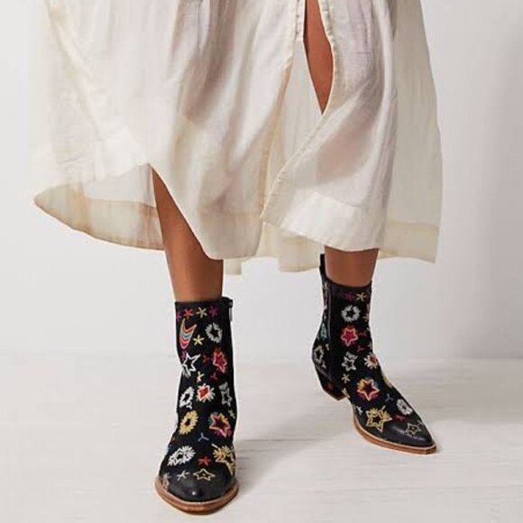 FREE PEOPLE Bowers Embroidered‎ celestial Black Leather Ankle Boots Size 38 NWT - Picture 1 of 7